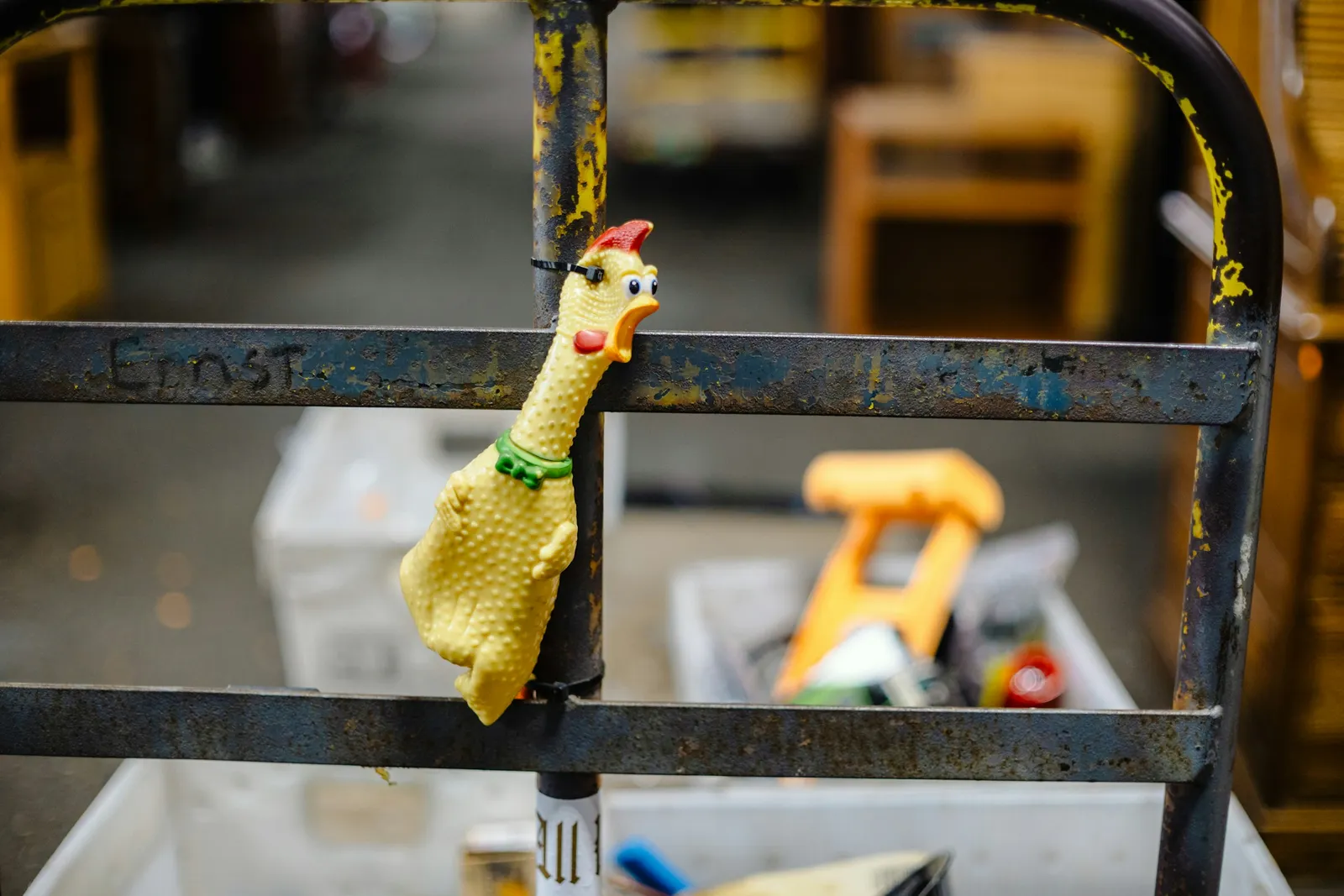 Poulet en caoutchouc jaune accroché à un chariot