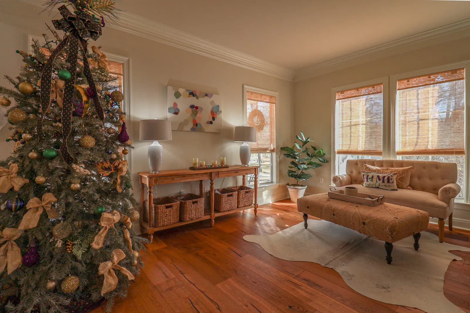 Sapin de Noël décoré dans un salon chaleureux