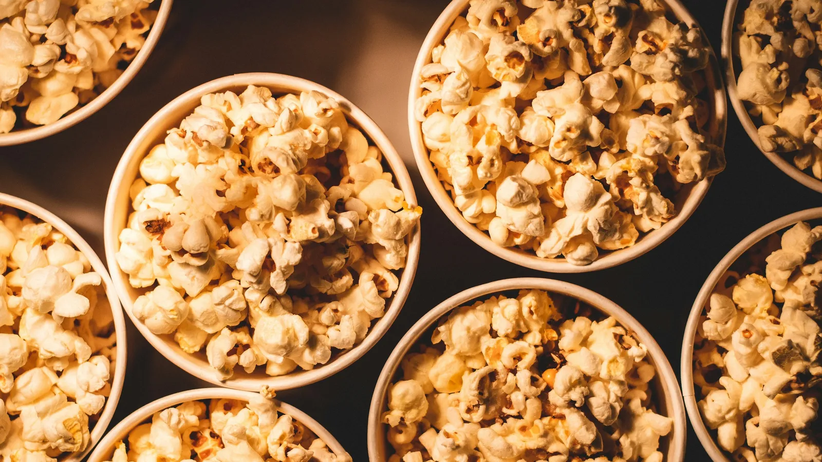 Pots de pop-corn vus du dessus pour une soirée film