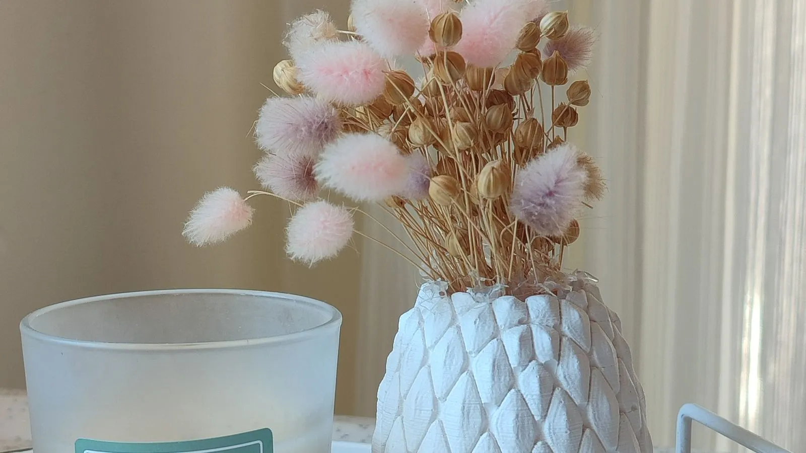 Bougies allumées et décoration douce, atmosphère hygge cosy en hiver