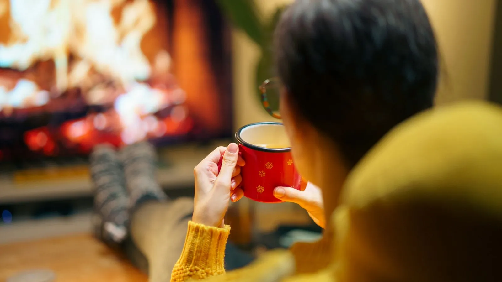 Ambiance cocooning d'hiver au coin du feu avec une boisson chaude